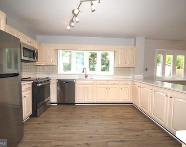 6933 Tyndale Street - Photo Thumbnail 20
