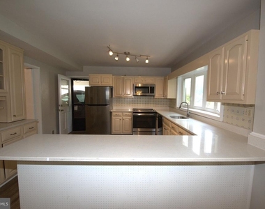 6933 Tyndale Street - Photo Thumbnail 10