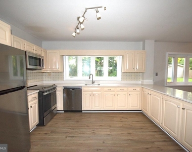 6933 Tyndale Street - Photo Thumbnail 11