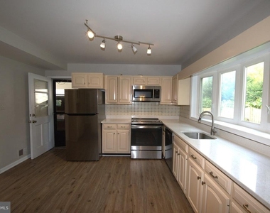 6933 Tyndale Street - Photo Thumbnail 12