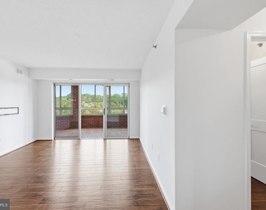 2121 Jamieson Avenue - Photo Thumbnail 22