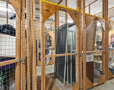 2121 Jamieson Avenue - Photo Thumbnail 3