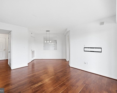 2121 Jamieson Avenue - Photo Thumbnail 15