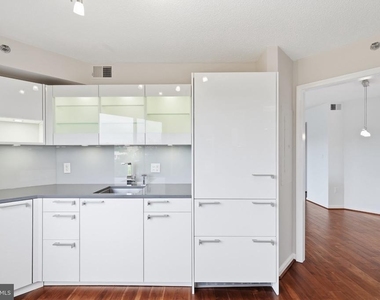 2121 Jamieson Avenue - Photo Thumbnail 30