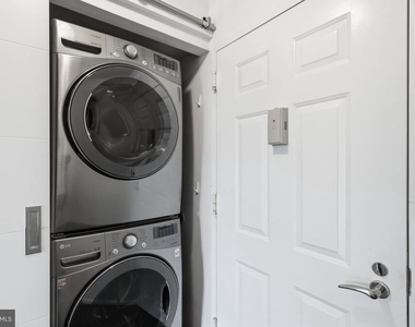 2121 Jamieson Avenue - Photo Thumbnail 13