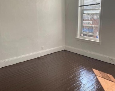 925 S 12th Street - Photo Thumbnail 4