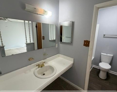1106 Thornwood Place - Photo Thumbnail 7