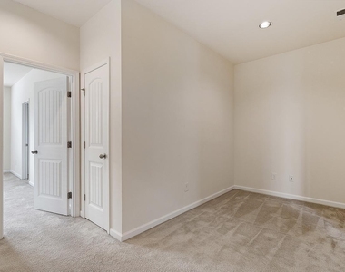 531 Whitworth Lane - Photo Thumbnail 13