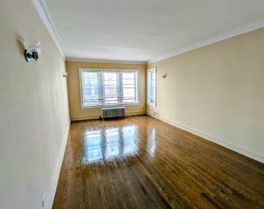 6703 North Greenview Avenue - Photo Thumbnail 3