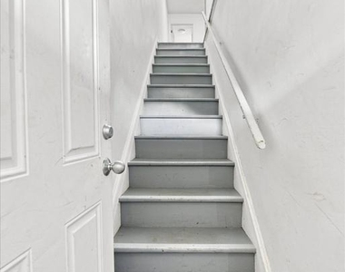 162 Rosemont Avenue - Photo Thumbnail 3