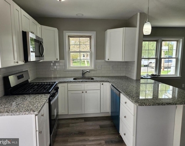 10 Webster Avenue - Photo Thumbnail 4