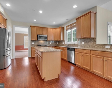 7813 Kilcroney Court - Photo Thumbnail 9