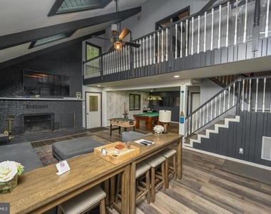 285 Lakeshore Drive - Photo Thumbnail 7