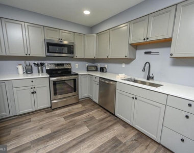 285 Lakeshore Drive - Photo Thumbnail 12