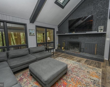 285 Lakeshore Drive - Photo Thumbnail 4