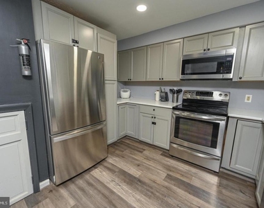 285 Lakeshore Drive - Photo Thumbnail 13