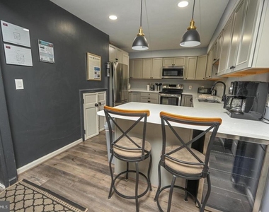285 Lakeshore Drive - Photo Thumbnail 10