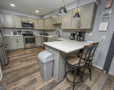 285 Lakeshore Drive - Photo Thumbnail 11