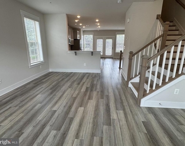 201 Pomegranate Lane - Photo Thumbnail 8