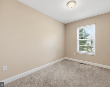 569 Lancaster Place - Photo Thumbnail 28