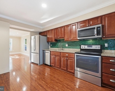 569 Lancaster Place - Photo Thumbnail 13