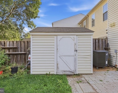 569 Lancaster Place - Photo Thumbnail 43