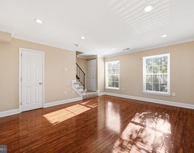 569 Lancaster Place - Photo Thumbnail 7