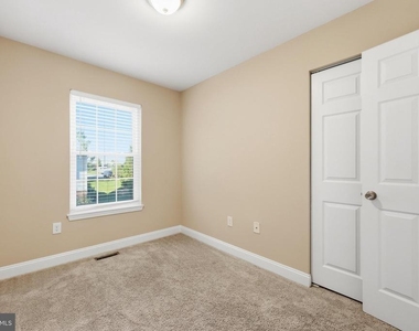 569 Lancaster Place - Photo Thumbnail 29
