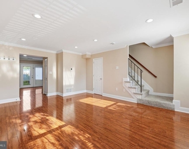 569 Lancaster Place - Photo Thumbnail 11
