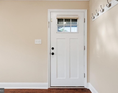 569 Lancaster Place - Photo Thumbnail 5