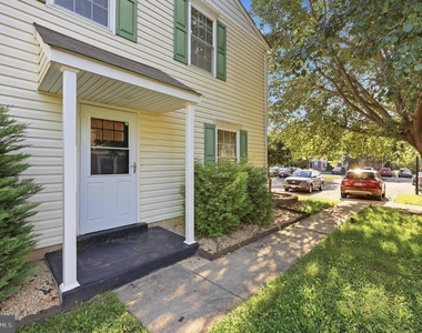 569 Lancaster Place - Photo Thumbnail 3