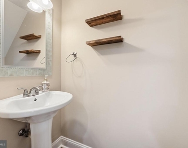 569 Lancaster Place - Photo Thumbnail 22