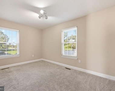 569 Lancaster Place - Photo Thumbnail 25