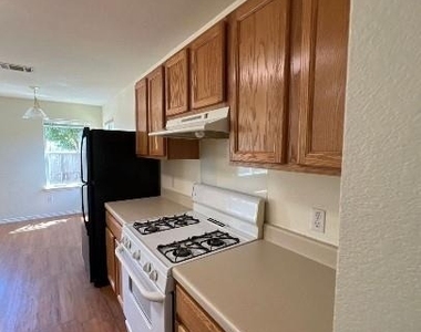 940 Goldenrod St - Photo Thumbnail 7