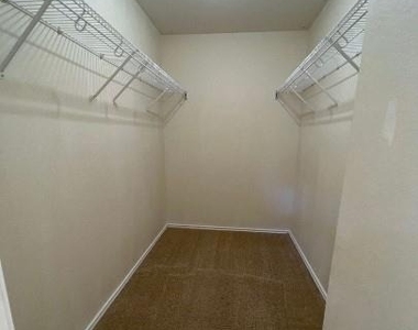 940 Goldenrod St - Photo Thumbnail 18