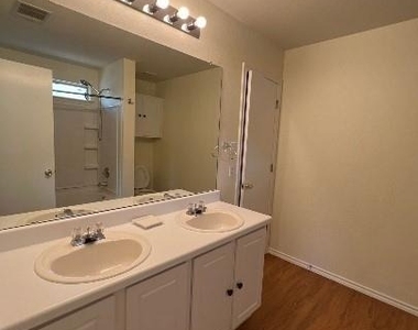 940 Goldenrod St - Photo Thumbnail 13