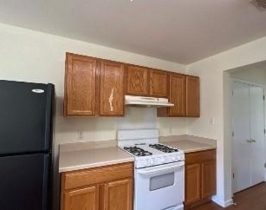 940 Goldenrod St - Photo Thumbnail 2