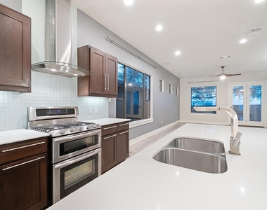 904 Freewater Ln - Photo Thumbnail 8