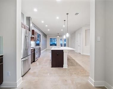 904 Freewater Ln - Photo Thumbnail 6