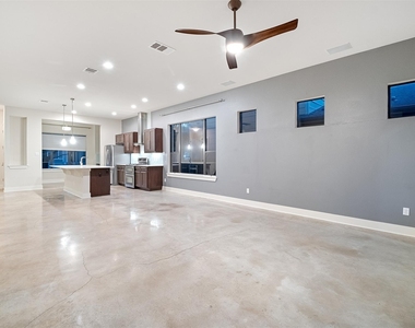 904 Freewater Ln - Photo Thumbnail 10