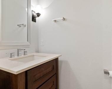 904 Freewater Ln - Photo Thumbnail 4
