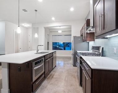 904 Freewater Ln - Photo Thumbnail 9