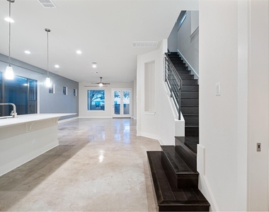 904 Freewater Ln - Photo Thumbnail 3