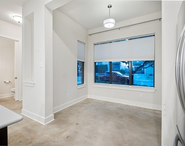 904 Freewater Ln - Photo Thumbnail 5