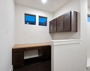 904 Freewater Ln - Photo Thumbnail 16