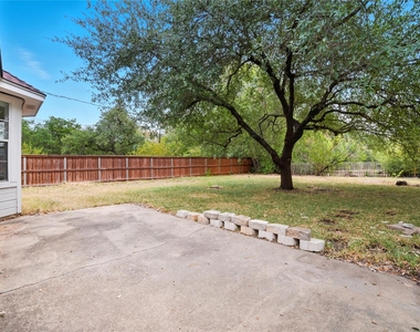 1911 Cedar Bend Dr - Photo Thumbnail 34