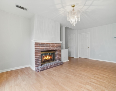 1911 Cedar Bend Dr - Photo Thumbnail 7