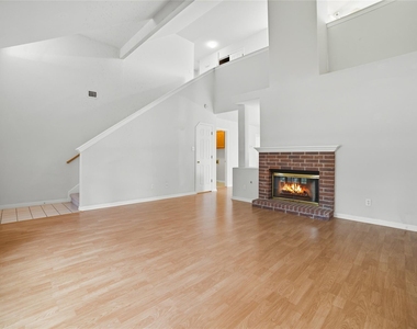 1911 Cedar Bend Dr - Photo Thumbnail 3