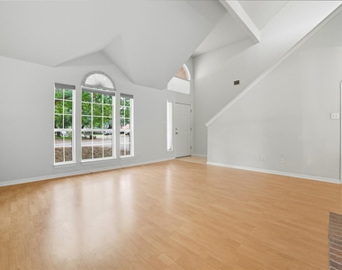 1911 Cedar Bend Dr - Photo Thumbnail 2