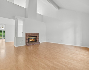 1911 Cedar Bend Dr - Photo Thumbnail 4